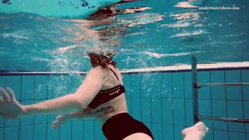 Брюнетка демонстрирует сочную задницу у бассейна